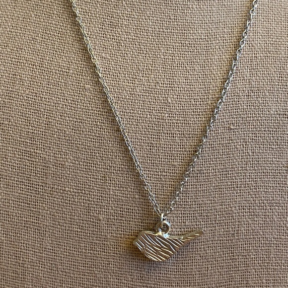Jewelry - Adorable, silver bird necklace with expandable chain
